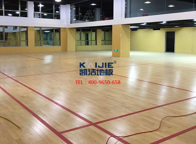 室內(nèi)籃球館專用體育木地板安裝——?jiǎng)P潔體育木地板