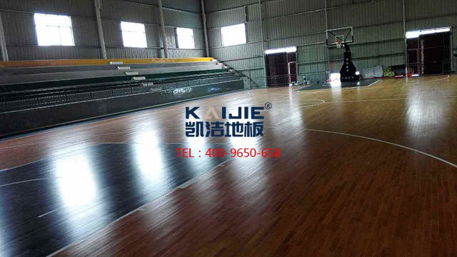 體育木地板正確的保養(yǎng)方法——?jiǎng)P潔地板