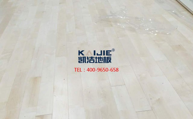 專(zhuān)業(yè)體育館木地板涮漆，得知道這些——?jiǎng)P潔地板