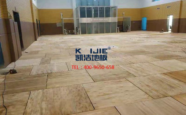 專業(yè)廠家體育木地板的上層面板安裝過程——凱潔地板