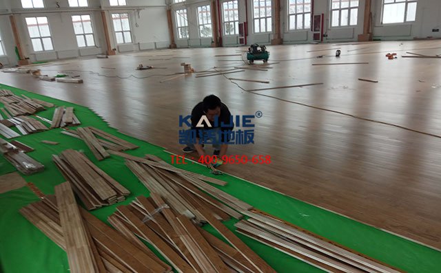 專業(yè)廠家體育木地板的上層面板安裝過程——凱潔地板