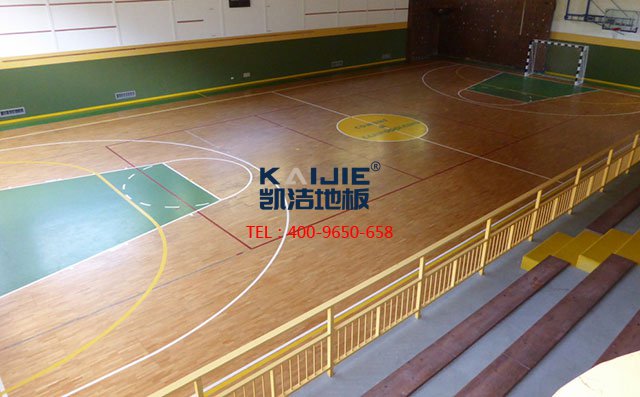 專業(yè)廠家體育木地板的上層面板安裝過程——凱潔地板