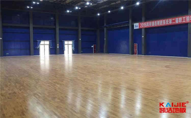 專業體育館木地板翻新步驟