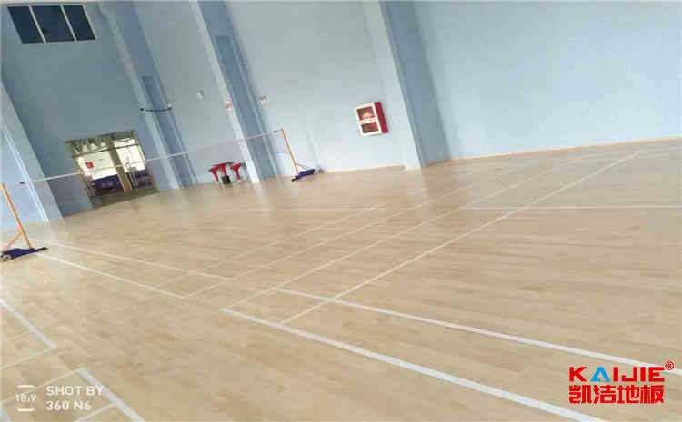 學(xué)校運動籃球地板造價是的多少？