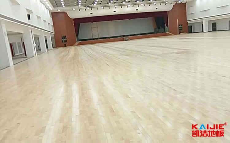 籃球館木地板應(yīng)該具備的三大功能——?jiǎng)P潔地板